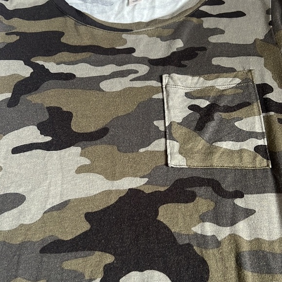 Women’s Camo Shirt - M - Picture 2 of 4
